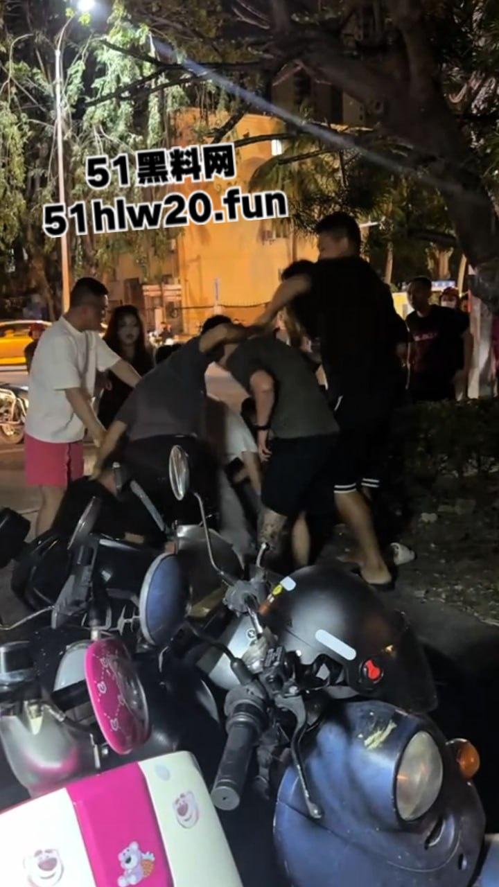 海南三亚实拍斗殴现场，三亚苏荷酒吧门口几个男子遭疯狂殴打，疑似街边要女子电话被男伴带人殴打。  第6张