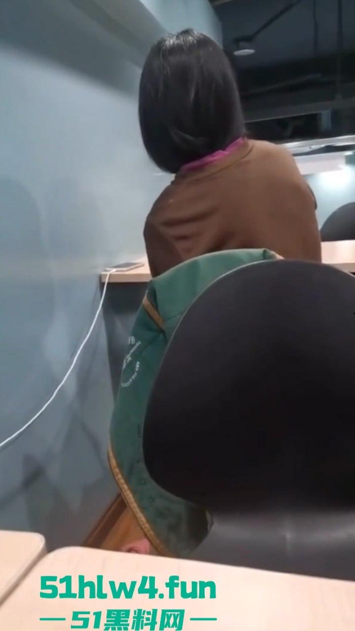 性瘾骚妹罗森便利店休息区自慰高潮,连环淫叫吓坏小处男,引发广大网友疯传。 第1张 性瘾骚妹罗森便利店休息区自慰高潮,连环淫叫吓坏小处男,引发广大网友疯传。 第1张