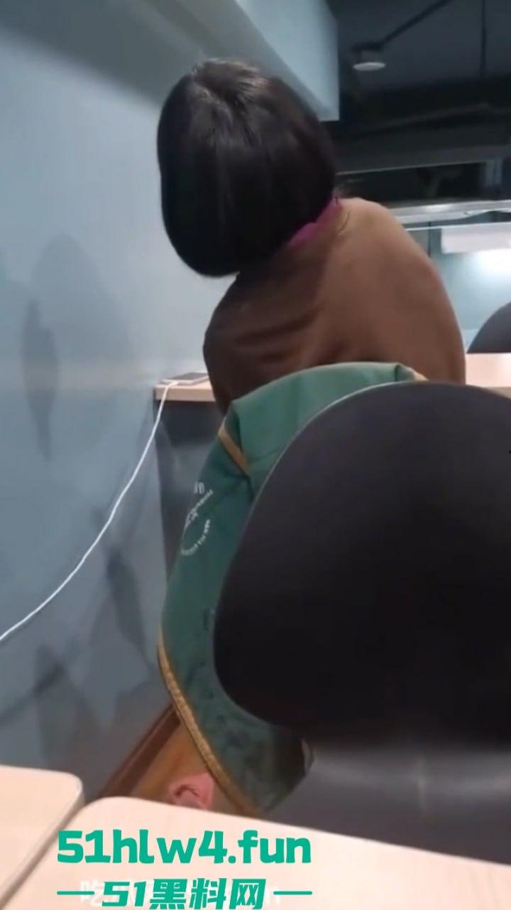 性瘾骚妹罗森便利店休息区自慰高潮,连环淫叫吓坏小处男,引发广大网友疯传。 第4张 性瘾骚妹罗森便利店休息区自慰高潮,连环淫叫吓坏小处男,引发广大网友疯传。 第4张