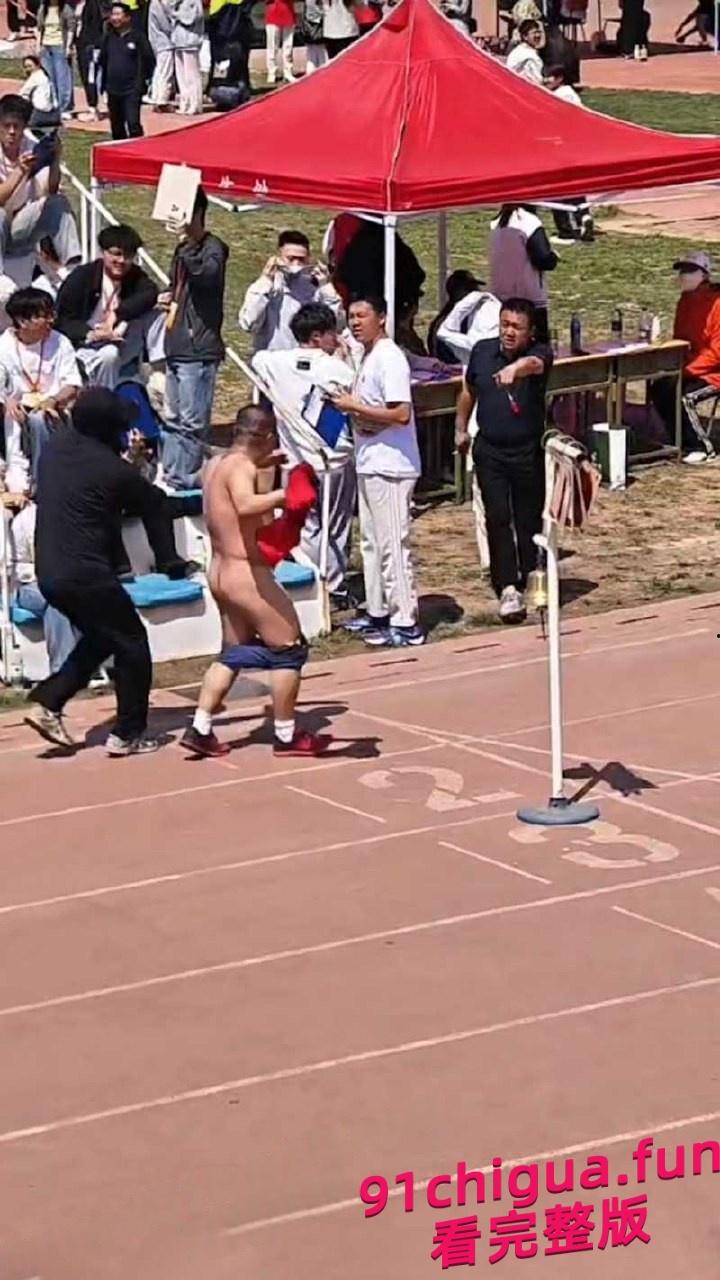 河北石家庄邮电学院5000米赛跑途中何林明在最后50米冲刺时裸奔！  第2张