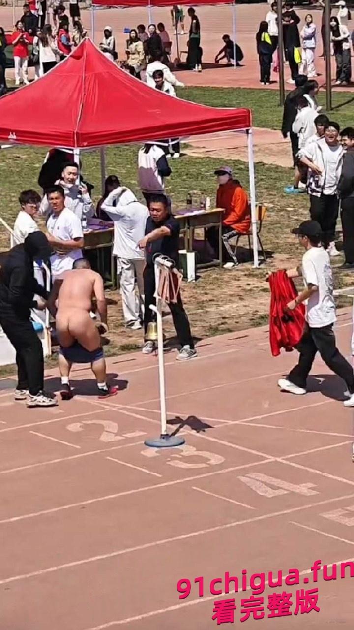 河北石家庄邮电学院5000米赛跑途中何林明在最后50米冲刺时裸奔！  第3张