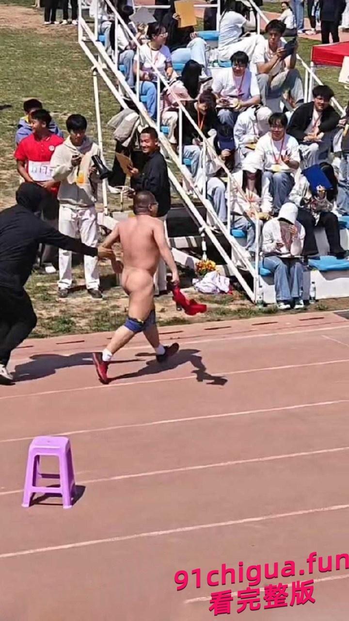河北石家庄邮电学院5000米赛跑途中何林明在最后50米冲刺时裸奔！  第4张