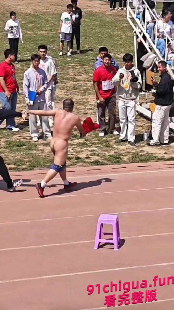 河北石家庄邮电学院5000米赛跑途中何林明在最后50米冲刺时裸奔！  第5张