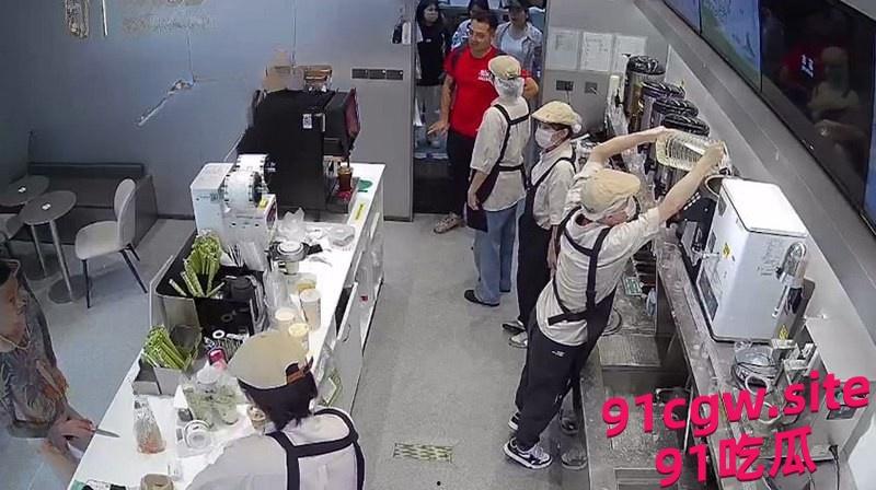 裸男持刀进入奶茶店 店员机智应对将其制服！  第2张