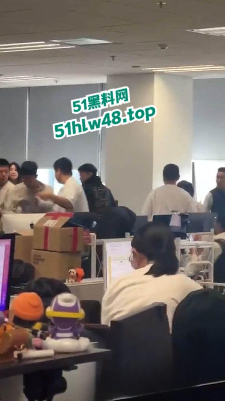 京东员工神操作借职务之便，睡供应商老婆被老公发现后，携全家到公司讨要说法。  第1张