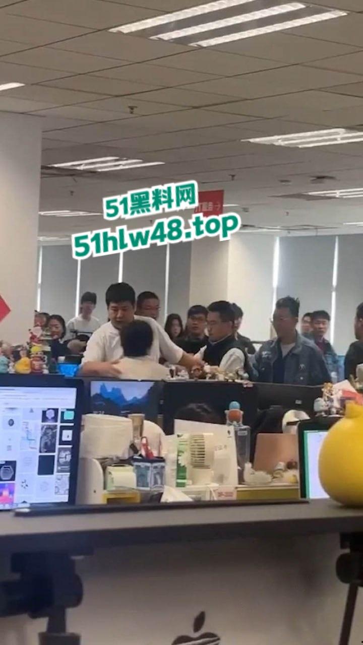 京东员工神操作借职务之便，睡供应商老婆被老公发现后，携全家到公司讨要说法。  第2张