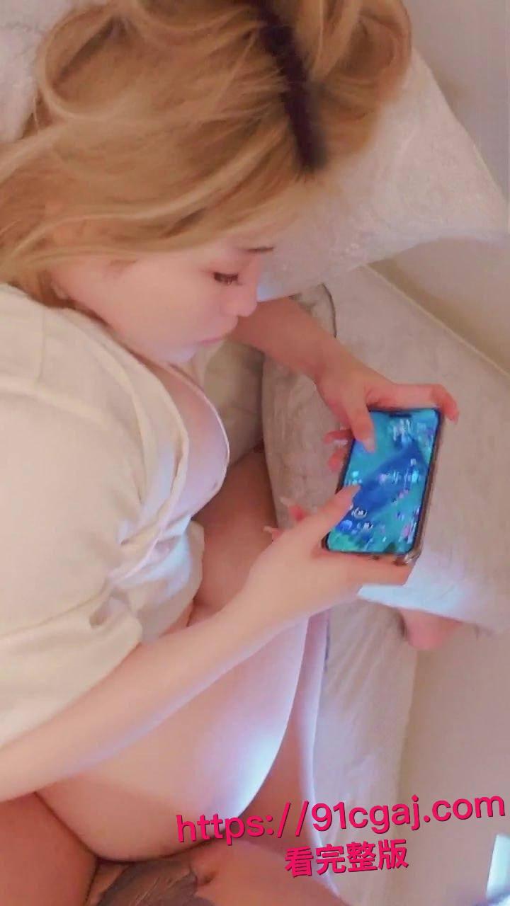 推特60万粉网黄小浪货Kitty私拍视频疯传:边刷王者边挨大鸡巴狂操 内射到逼水四溅满沙发! 第6张 推特60万粉网黄小浪货Kitty私拍视频疯传:边刷王者边挨大鸡巴狂操 内射到逼水四溅满沙发! 第6张