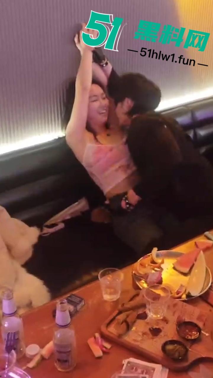 实拍上海商K富婆们的快乐生活，性感小富婆叫少爷裸露腹肌激情热舞，玩的富婆脸都红了。  第1张