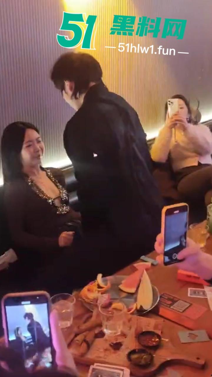 实拍上海商K富婆们的快乐生活，性感小富婆叫少爷裸露腹肌激情热舞，玩的富婆脸都红了。  第3张