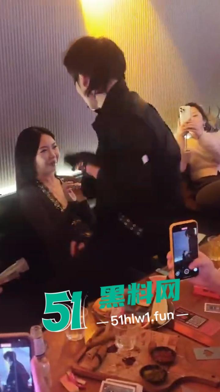 实拍上海商K富婆们的快乐生活，性感小富婆叫少爷裸露腹肌激情热舞，玩的富婆脸都红了。  第4张