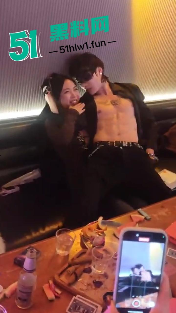 实拍上海商K富婆们的快乐生活，性感小富婆叫少爷裸露腹肌激情热舞，玩的富婆脸都红了。  第5张