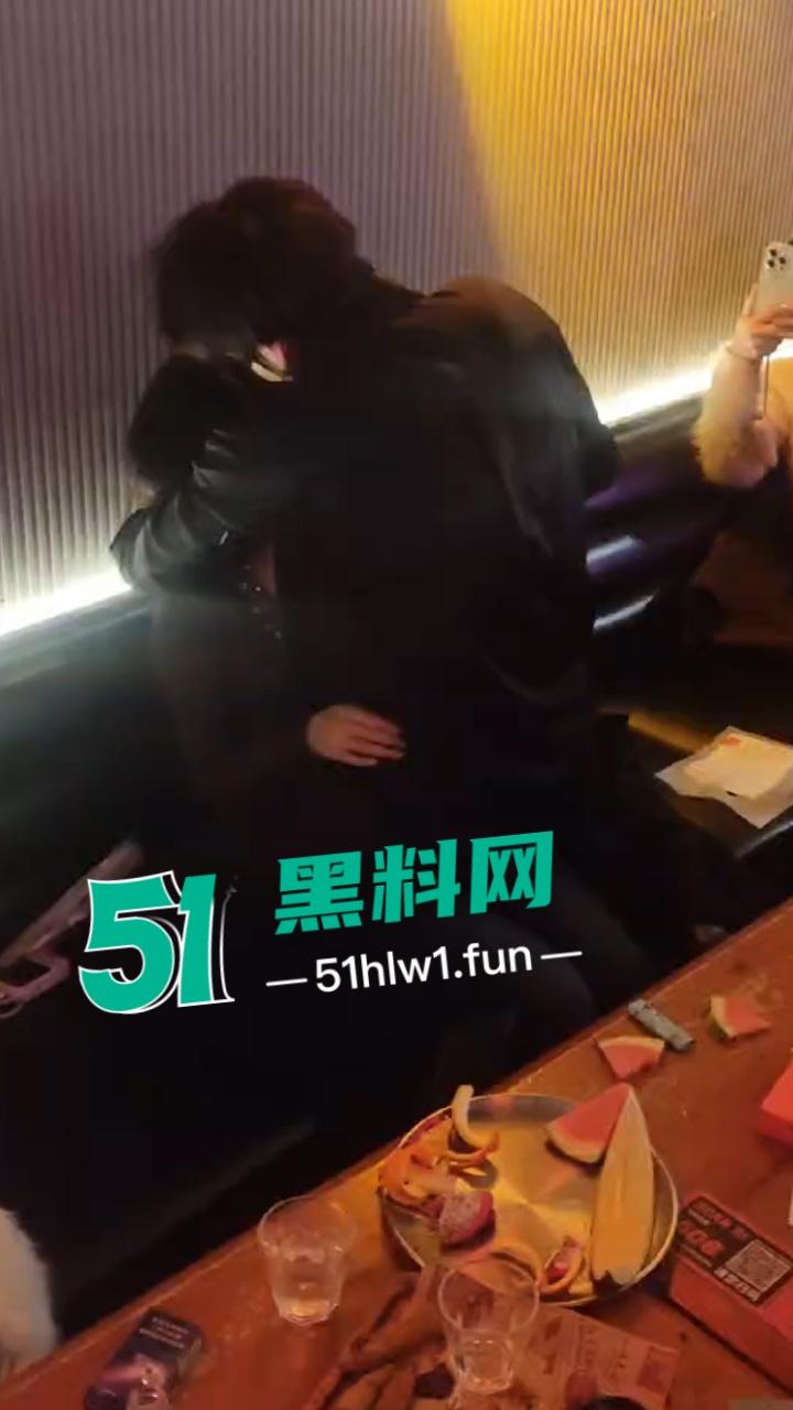 实拍上海商K富婆们的快乐生活，性感小富婆叫少爷裸露腹肌激情热舞，玩的富婆脸都红了。  第6张