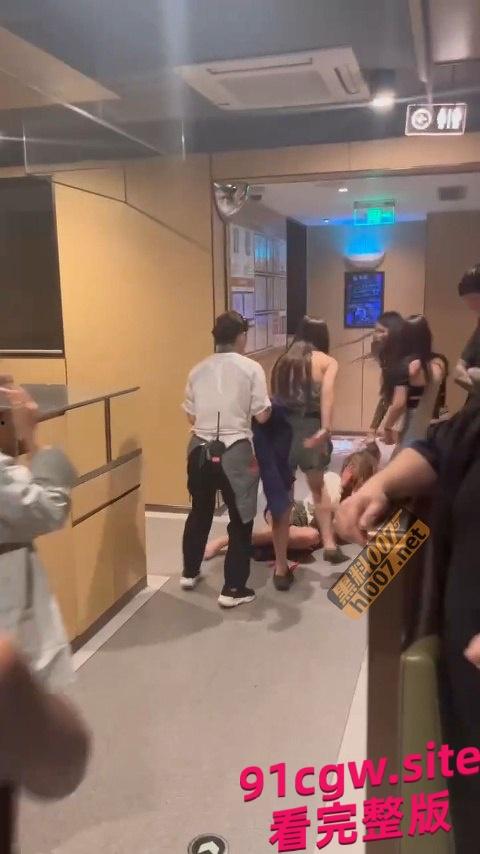 闺蜜和男友搞一起了,正牌女友跑到海底捞暴锤小三! #海底捞撕逼 #海底捞捉小三 第1张 闺蜜和男友搞一起了,正牌女友跑到海底捞暴锤小三! #海底捞撕逼 #海底捞捉小三 第1张