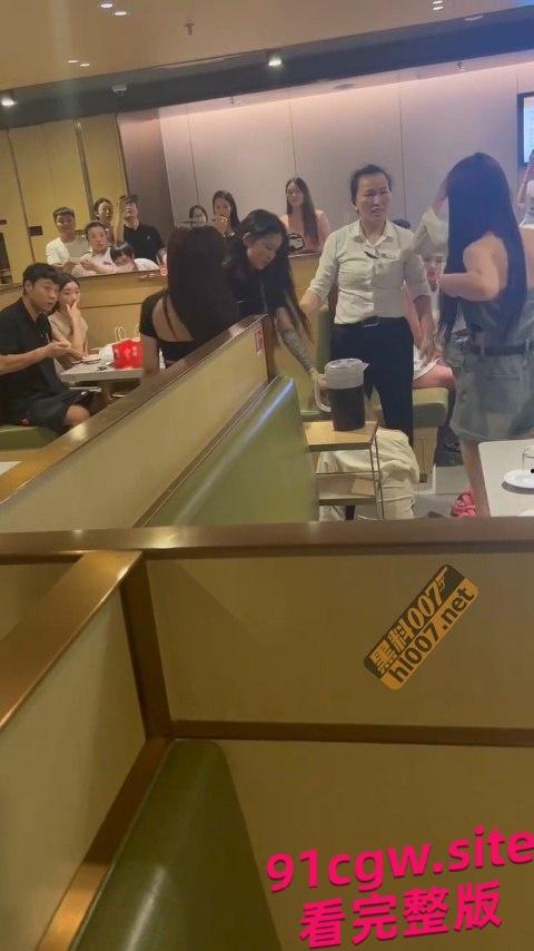 闺蜜和男友搞一起了,正牌女友跑到海底捞暴锤小三! #海底捞撕逼 #海底捞捉小三 第2张 闺蜜和男友搞一起了,正牌女友跑到海底捞暴锤小三! #海底捞撕逼 #海底捞捉小三 第2张