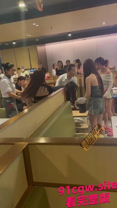 闺蜜和男友搞一起了,正牌女友跑到海底捞暴锤小三! #海底捞撕逼 #海底捞捉小三 第3张 闺蜜和男友搞一起了,正牌女友跑到海底捞暴锤小三! #海底捞撕逼 #海底捞捉小三 第3张