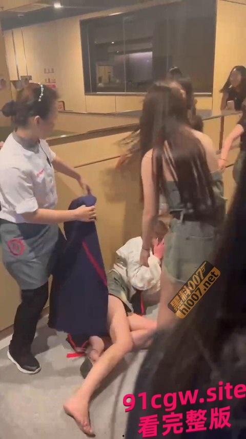 闺蜜和男友搞一起了，正牌女友跑到海底捞暴锤小三！ #海底捞撕逼 #海底捞捉小三  第4张