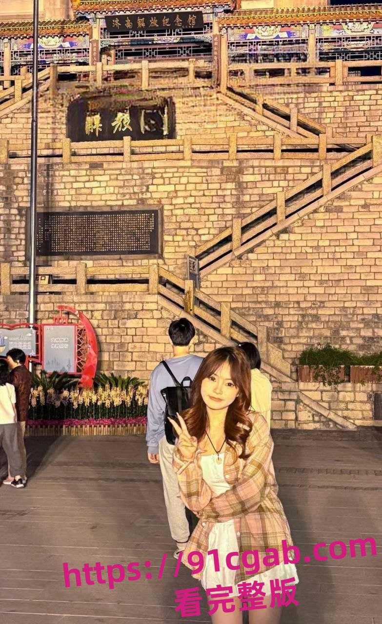 商丘学院朱雨佳大二背着男友卖给中年大叔 全露脸实锤！  第3张