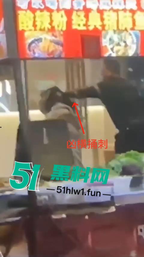 福建南平惊险一男子在夜宵摊用刀具不停地捅刺一女生，这种男子就会欺负小女生。  第1张