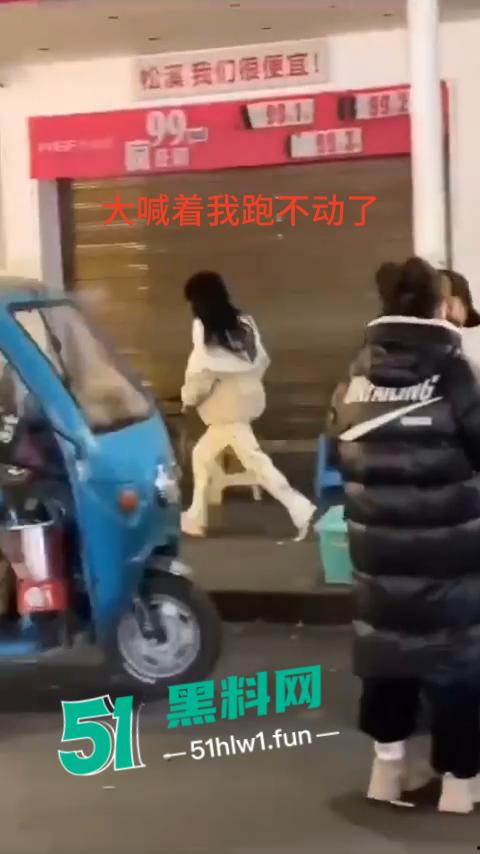 福建南平惊险一男子在夜宵摊用刀具不停地捅刺一女生，这种男子就会欺负小女生。  第3张