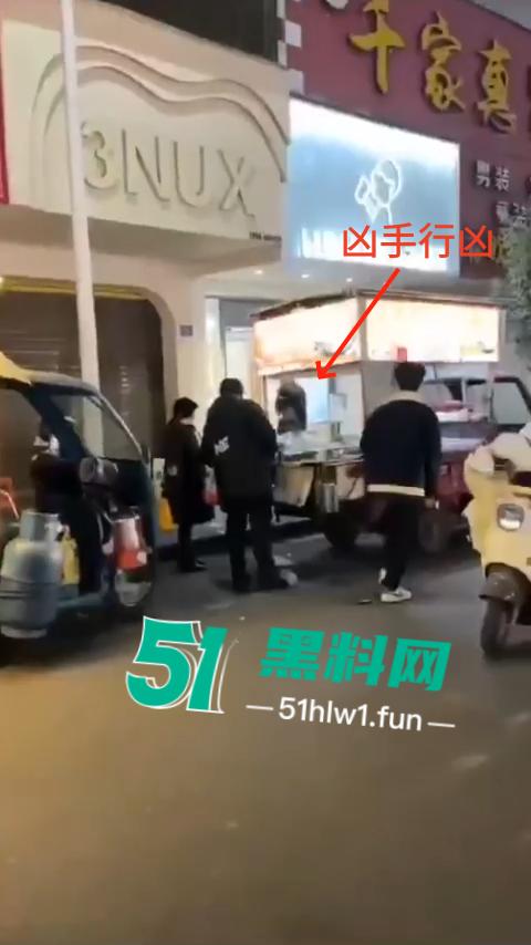 福建南平惊险一男子在夜宵摊用刀具不停地捅刺一女生，这种男子就会欺负小女生。  第5张