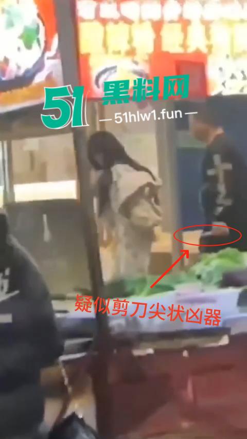 福建南平惊险一男子在夜宵摊用刀具不停地捅刺一女生，这种男子就会欺负小女生。  第6张
