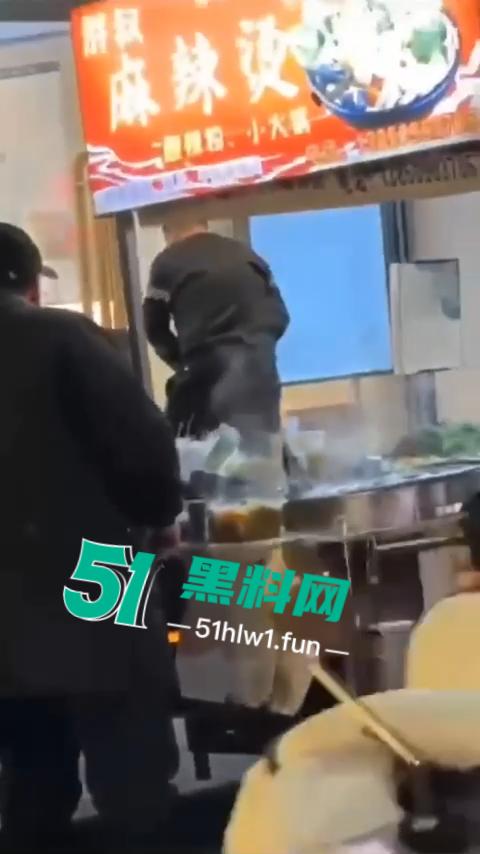 福建南平惊险一男子在夜宵摊用刀具不停地捅刺一女生，这种男子就会欺负小女生。  第7张