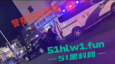 福建南平惊险一男子在夜宵摊用刀具不停地捅刺一女生，这种男子就会欺负小女生。  第8张
