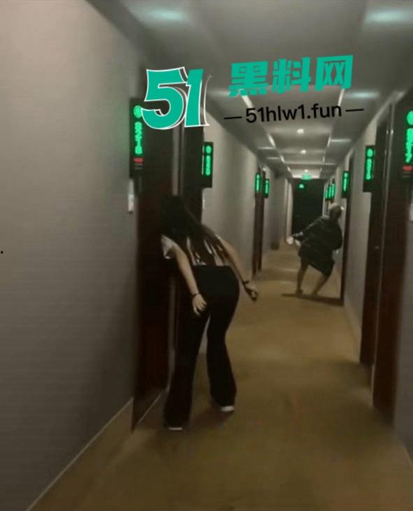 闺蜜一起住酒店惊现隔壁男女在床上打架,一直在叫爸爸求饶屁股打的啪啪响整层楼都震耳欲聋。 第5张 闺蜜一起住酒店惊现隔壁男女在床上打架,一直在叫爸爸求饶屁股打的啪啪响整层楼都震耳欲聋。 第5张