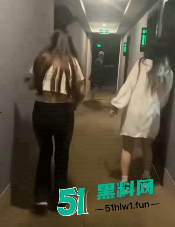 闺蜜一起住酒店惊现隔壁男女在床上打架,一直在叫爸爸求饶屁股打的啪啪响整层楼都震耳欲聋。 第7张 闺蜜一起住酒店惊现隔壁男女在床上打架,一直在叫爸爸求饶屁股打的啪啪响整层楼都震耳欲聋。 第7张