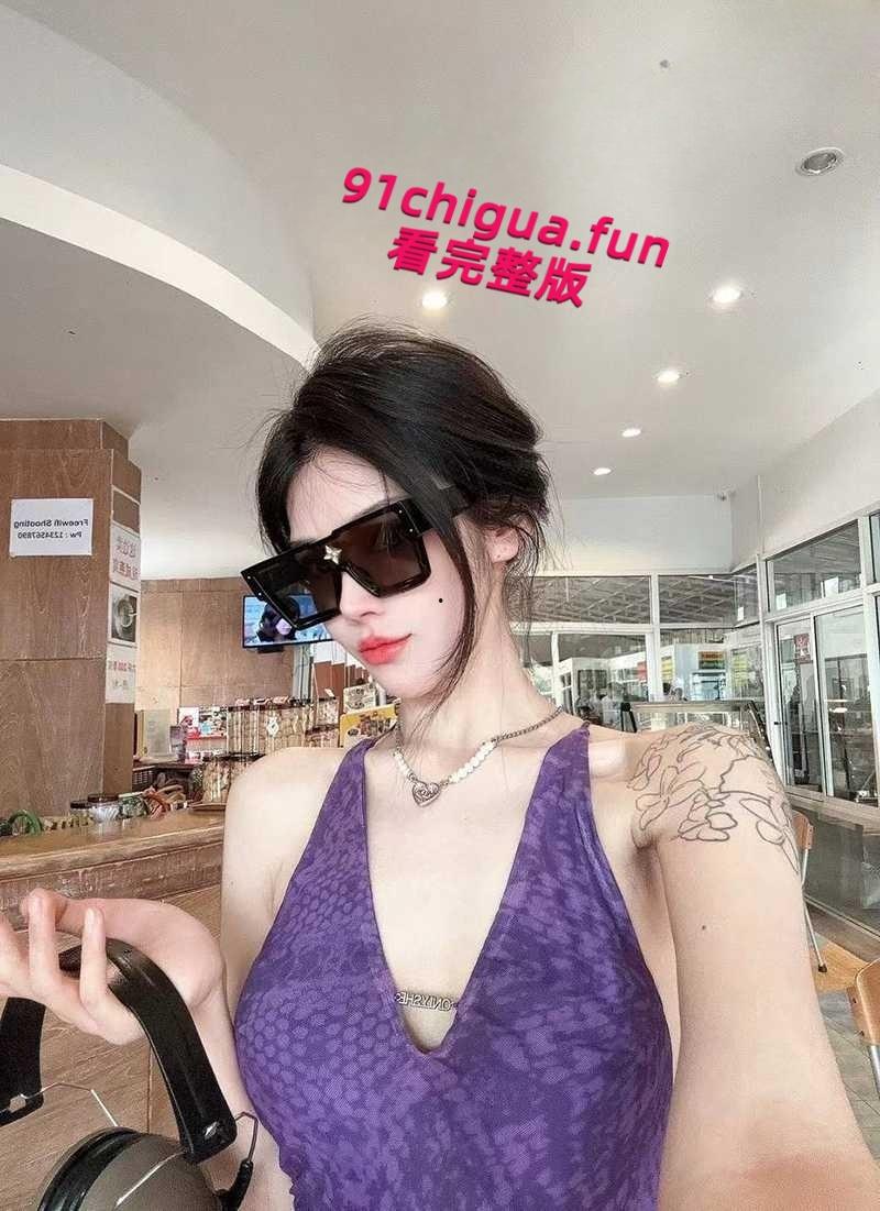 天津顶级名媛【黄丽娜】线下援交视频曝光，疯狂式口交深喉被金主爆操爽的直翻白眼，肩部纹身实锤无疑！  第2张