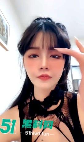 飞机火箭飘一波，奶子骚逼随便摸。人气主播【gi墨迹】百元打赏劲爆直播录屏曝光！  第1张