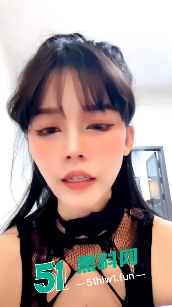 飞机火箭飘一波，奶子骚逼随便摸。人气主播【gi墨迹】百元打赏劲爆直播录屏曝光！  第4张