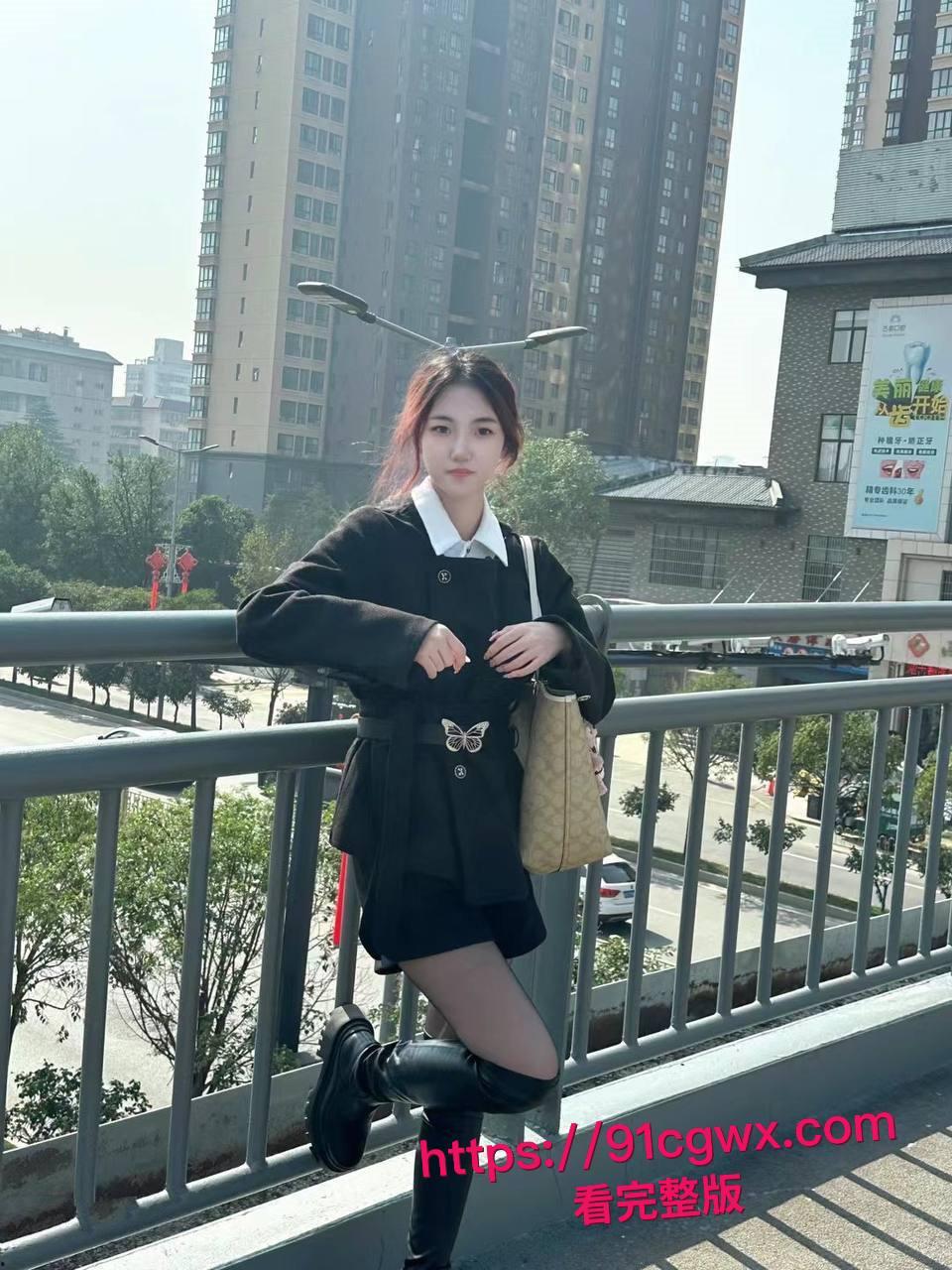 真实约炮！约了个漂亮又风骚的眼镜学生妹，极品炮架身材在床上真是让我爽翻天！  第4张