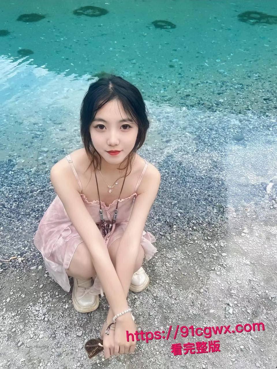 真实约炮！约了个漂亮又风骚的眼镜学生妹，极品炮架身材在床上真是让我爽翻天！  第5张