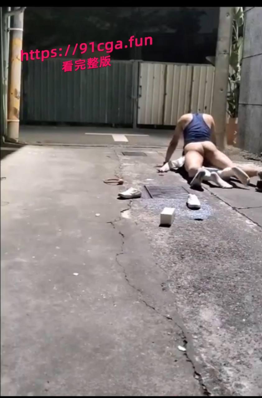 深夜JK妹子醉倒小巷内，被路过小哥实施“捡尸”  第1张