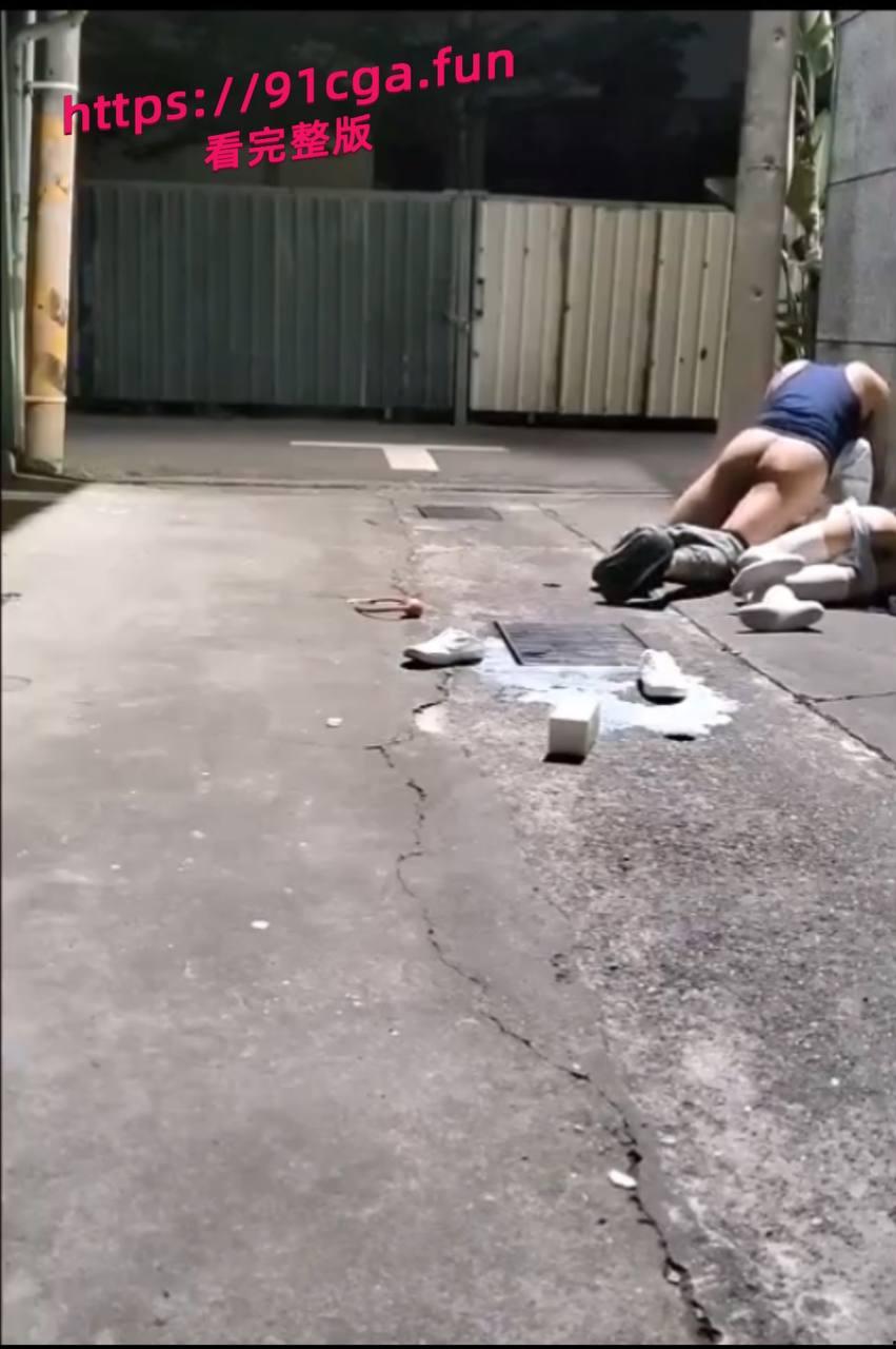 深夜JK妹子醉倒小巷内，被路过小哥实施“捡尸”  第2张