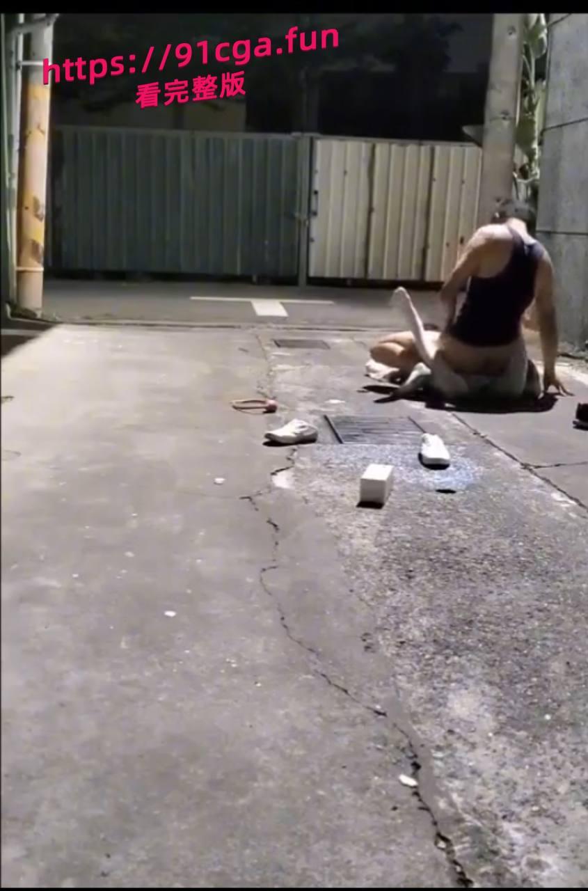 深夜JK妹子醉倒小巷内，被路过小哥实施“捡尸”  第3张