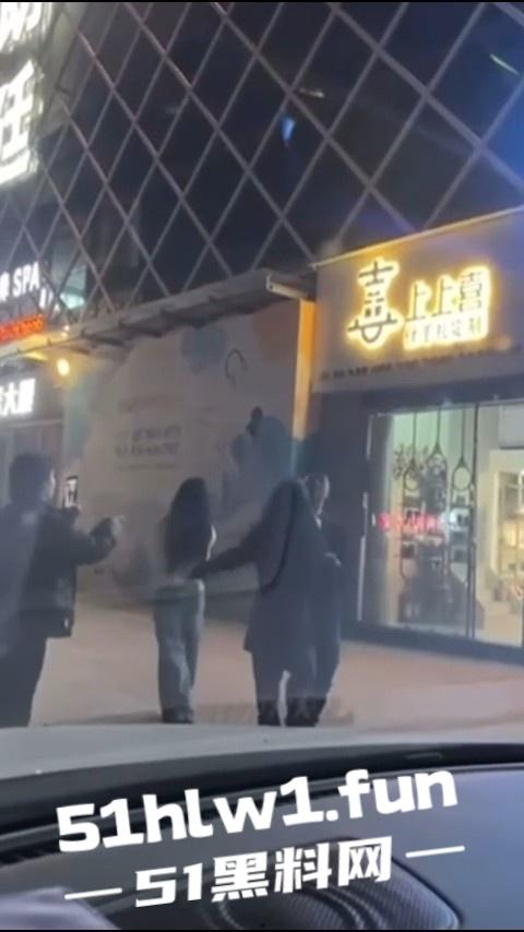 云南保山君悦广场大瓜,平安夜【王麒麟】表白原配直接现场抓奸曝光小三吃鸡视频。 第1张 云南保山君悦广场大瓜,平安夜【王麒麟】表白原配直接现场抓奸曝光小三吃鸡视频。 第1张