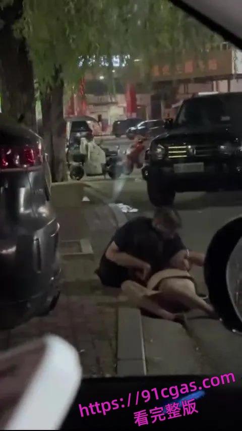 老头酒吧捡尸全身抚摸！群众：内裤都扒没了  第2张