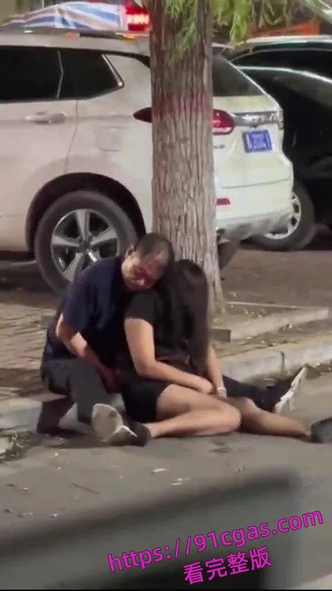 老头酒吧捡尸全身抚摸！群众：内裤都扒没了  第3张