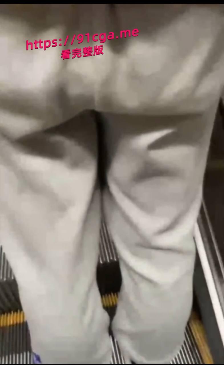 地铁惊现放水狂魔 尾随美女撒尿 有变态出没请注意！  第1张