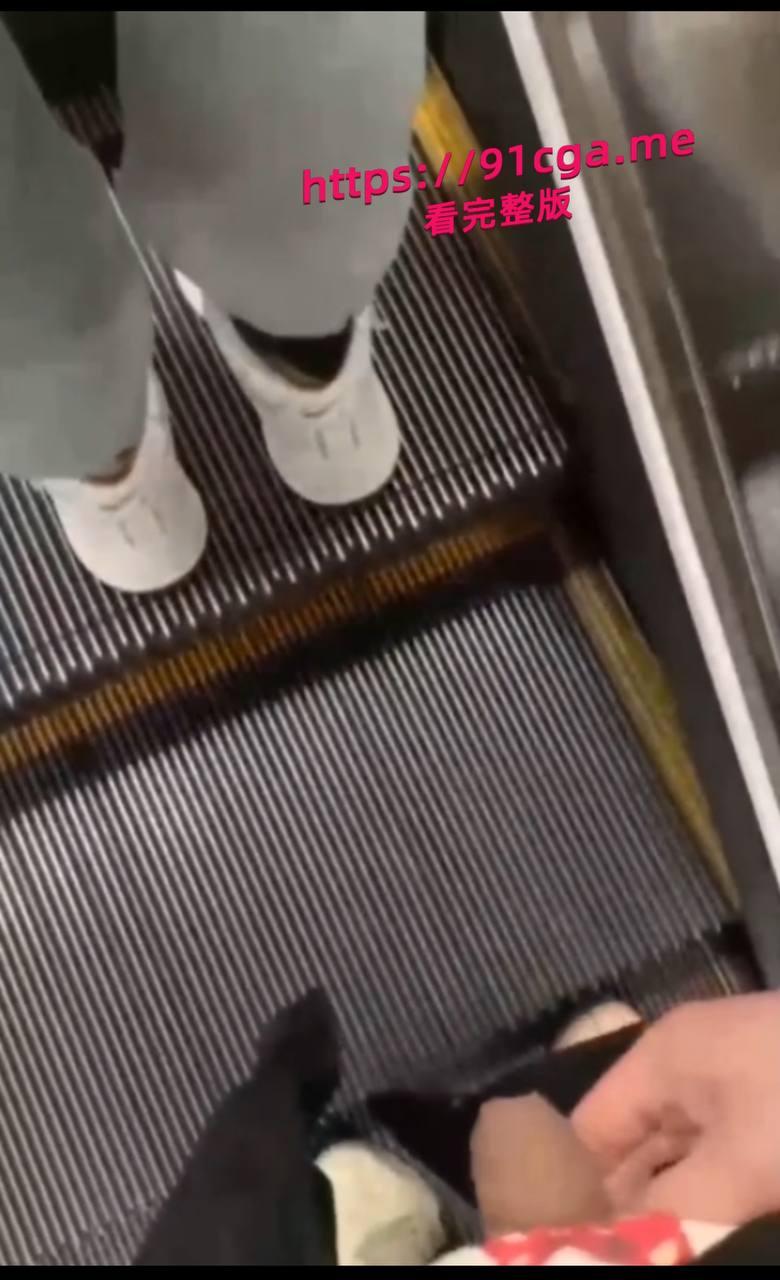 地铁惊现放水狂魔 尾随美女撒尿 有变态出没请注意！  第2张