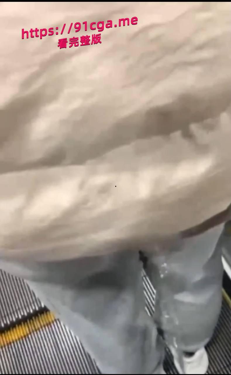地铁惊现放水狂魔 尾随美女撒尿 有变态出没请注意！  第3张