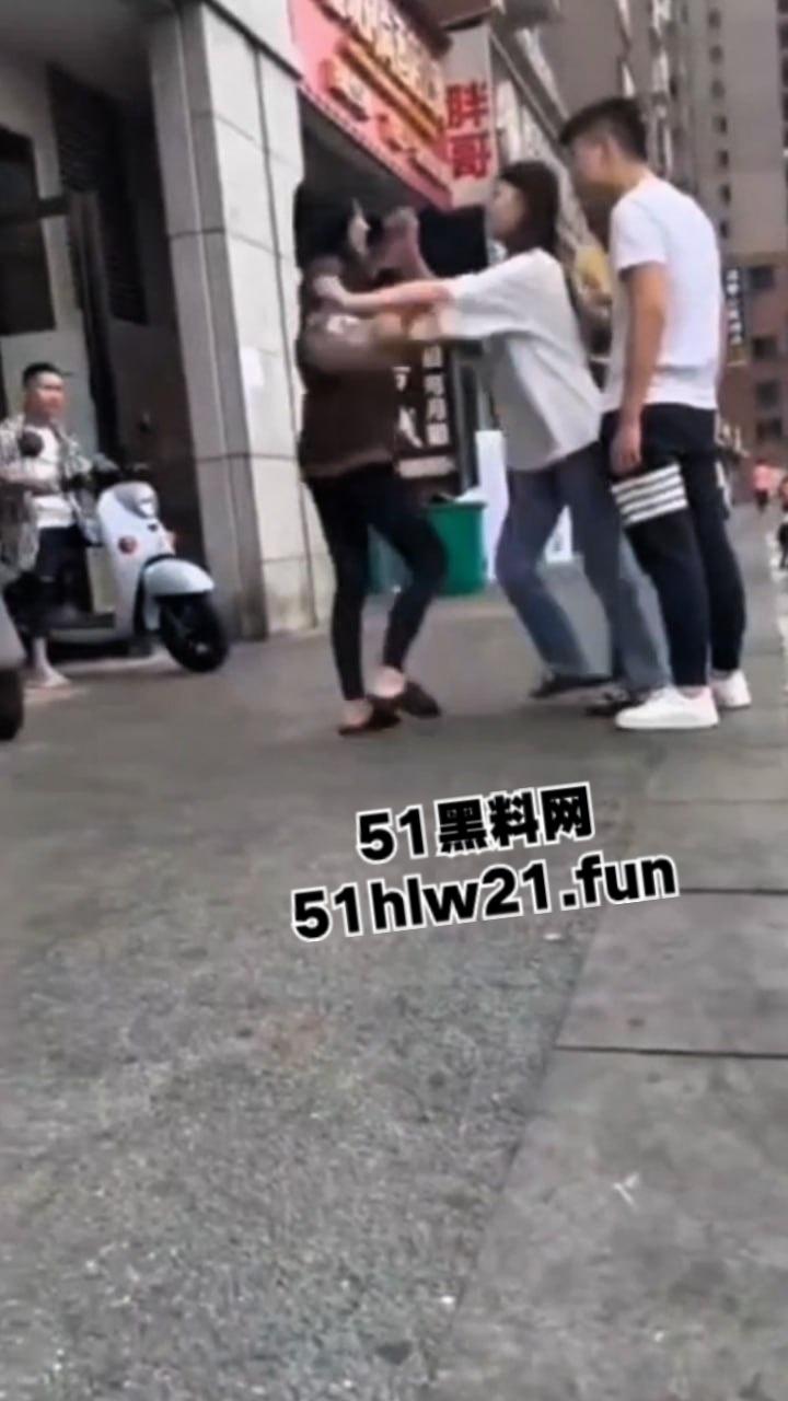 广西精神小妹砍人,俩小美女街头吵架短发妹直接掏出折叠刀,气急之下狂砍对方脸部,估计俩人都不敢装逼了吧! 第1张 广西精神小妹砍人,俩小美女街头吵架短发妹直接掏出折叠刀,气急之下狂砍对方脸部,估计俩人都不敢装逼了吧! 第1张