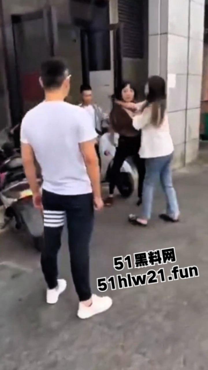 广西精神小妹砍人,俩小美女街头吵架短发妹直接掏出折叠刀,气急之下狂砍对方脸部,估计俩人都不敢装逼了吧! 第2张 广西精神小妹砍人,俩小美女街头吵架短发妹直接掏出折叠刀,气急之下狂砍对方脸部,估计俩人都不敢装逼了吧! 第2张