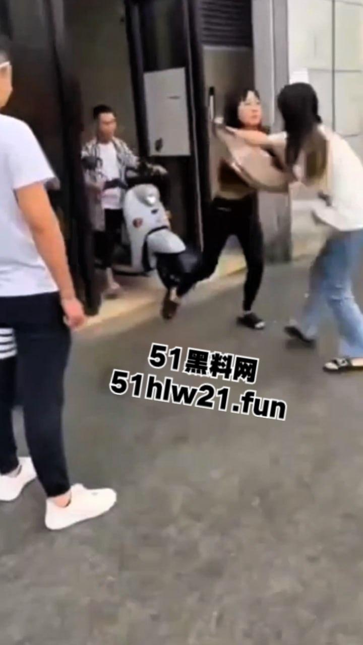 广西精神小妹砍人,俩小美女街头吵架短发妹直接掏出折叠刀,气急之下狂砍对方脸部,估计俩人都不敢装逼了吧! 第3张 广西精神小妹砍人,俩小美女街头吵架短发妹直接掏出折叠刀,气急之下狂砍对方脸部,估计俩人都不敢装逼了吧! 第3张