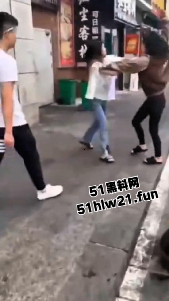 广西精神小妹砍人,俩小美女街头吵架短发妹直接掏出折叠刀,气急之下狂砍对方脸部,估计俩人都不敢装逼了吧! 第4张 广西精神小妹砍人,俩小美女街头吵架短发妹直接掏出折叠刀,气急之下狂砍对方脸部,估计俩人都不敢装逼了吧! 第4张