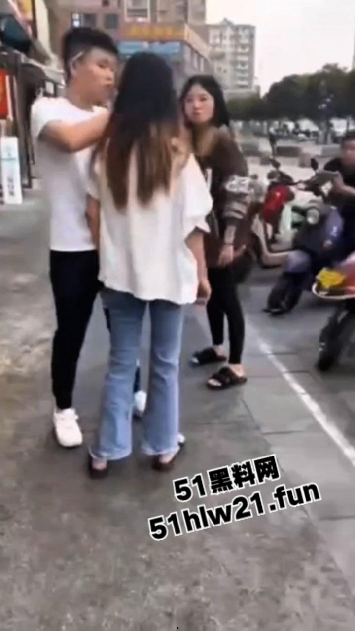 广西精神小妹砍人,俩小美女街头吵架短发妹直接掏出折叠刀,气急之下狂砍对方脸部,估计俩人都不敢装逼了吧! 第5张 广西精神小妹砍人,俩小美女街头吵架短发妹直接掏出折叠刀,气急之下狂砍对方脸部,估计俩人都不敢装逼了吧! 第5张