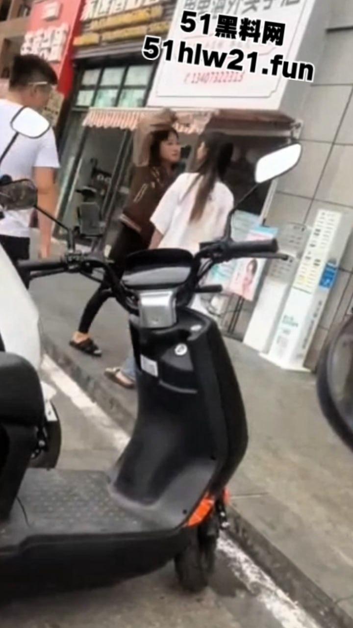 广西精神小妹砍人,俩小美女街头吵架短发妹直接掏出折叠刀,气急之下狂砍对方脸部,估计俩人都不敢装逼了吧! 第6张 广西精神小妹砍人,俩小美女街头吵架短发妹直接掏出折叠刀,气急之下狂砍对方脸部,估计俩人都不敢装逼了吧! 第6张