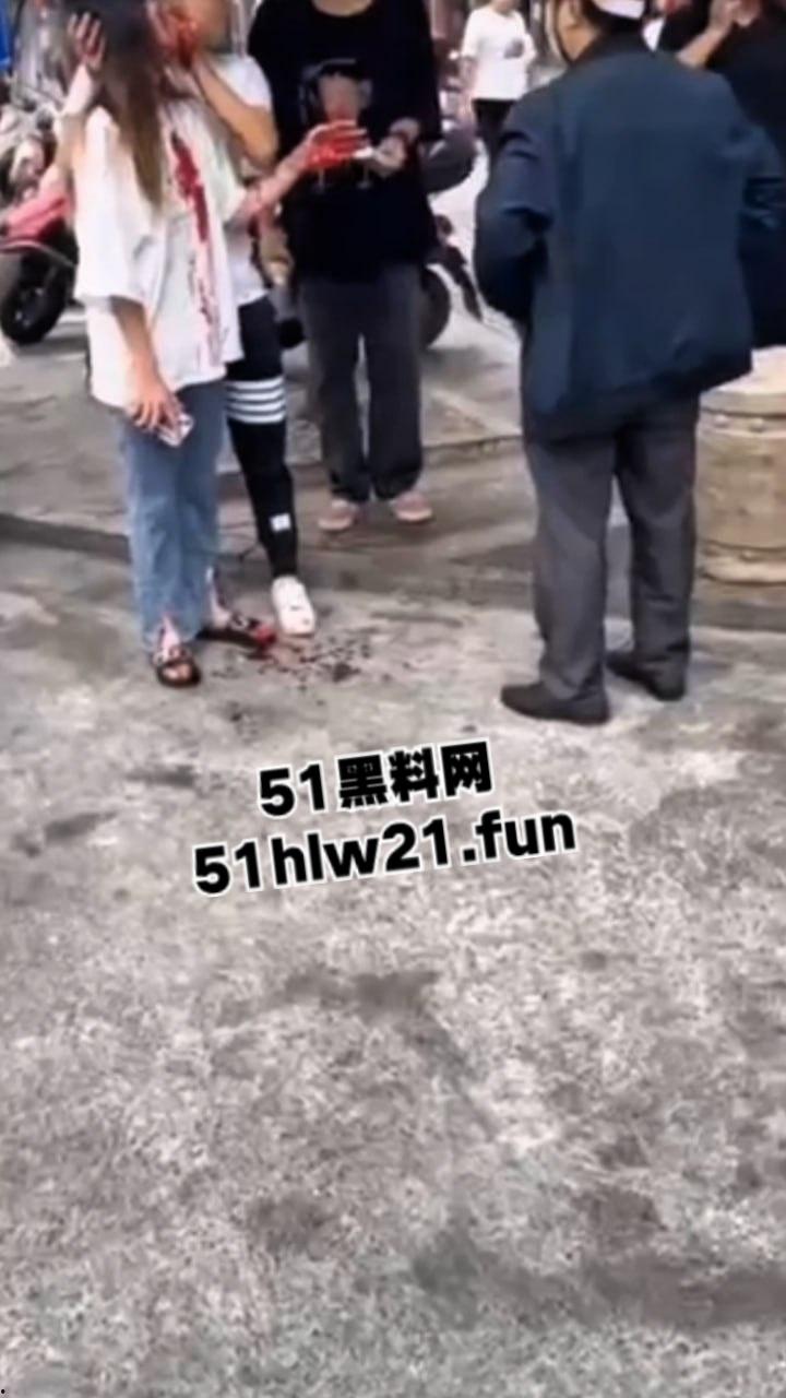 广西精神小妹砍人,俩小美女街头吵架短发妹直接掏出折叠刀,气急之下狂砍对方脸部,估计俩人都不敢装逼了吧! 第7张 广西精神小妹砍人,俩小美女街头吵架短发妹直接掏出折叠刀,气急之下狂砍对方脸部,估计俩人都不敢装逼了吧! 第7张